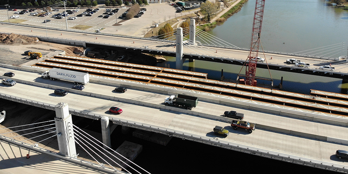 A new middle portion of the IH 35 Waco 4B under construction